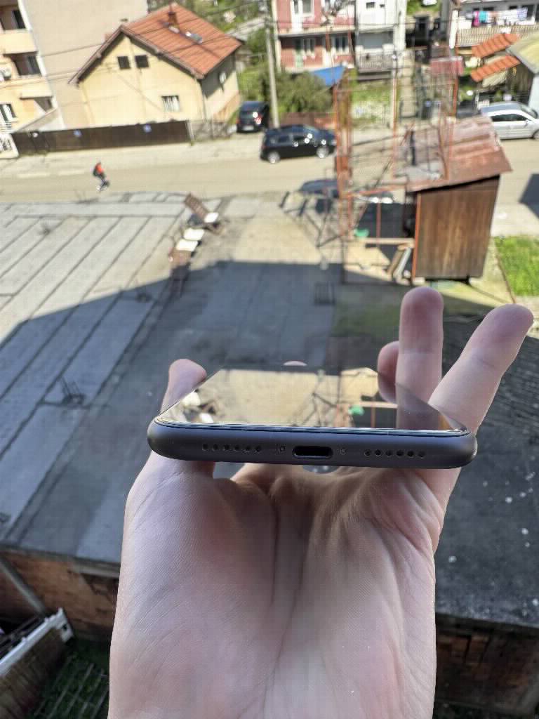 iPhone 11 64GB Crni - Perfektno Očuvan