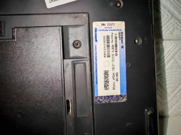 RETRO ibm 600x Pentium 2 Windows 98 Comport