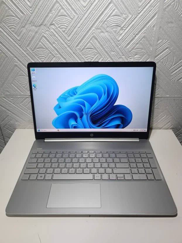 Hp 15 i5 11gen 4gb ddr4 256ssd Fhd irisXE