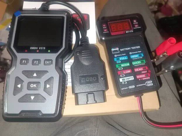 Komplet OBDII aparat V519 i Akumulator tester BT-172