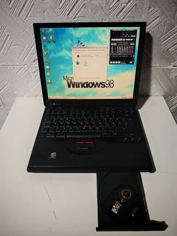 RETRO ibm 600x Pentium 2 Windows 98 Comport