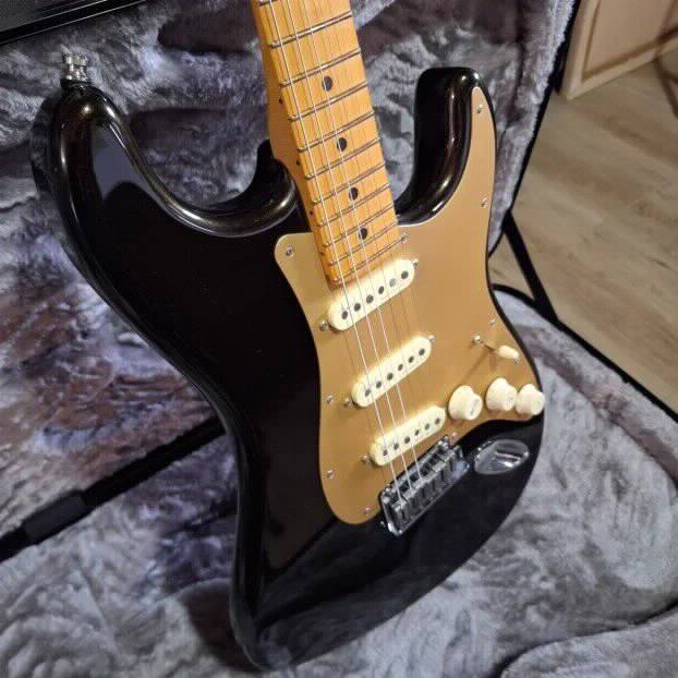 Fender American Ultra Stratocaster MN Texas Tea+Case-ZAMENA
