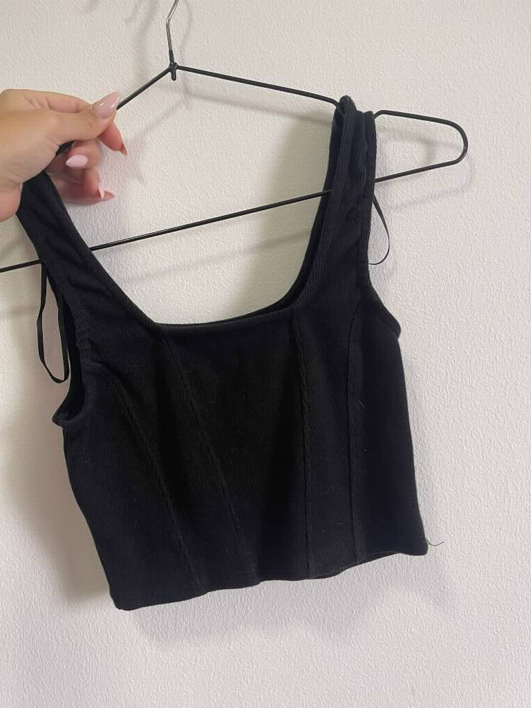 Crni crop top od rebrastog pamuka