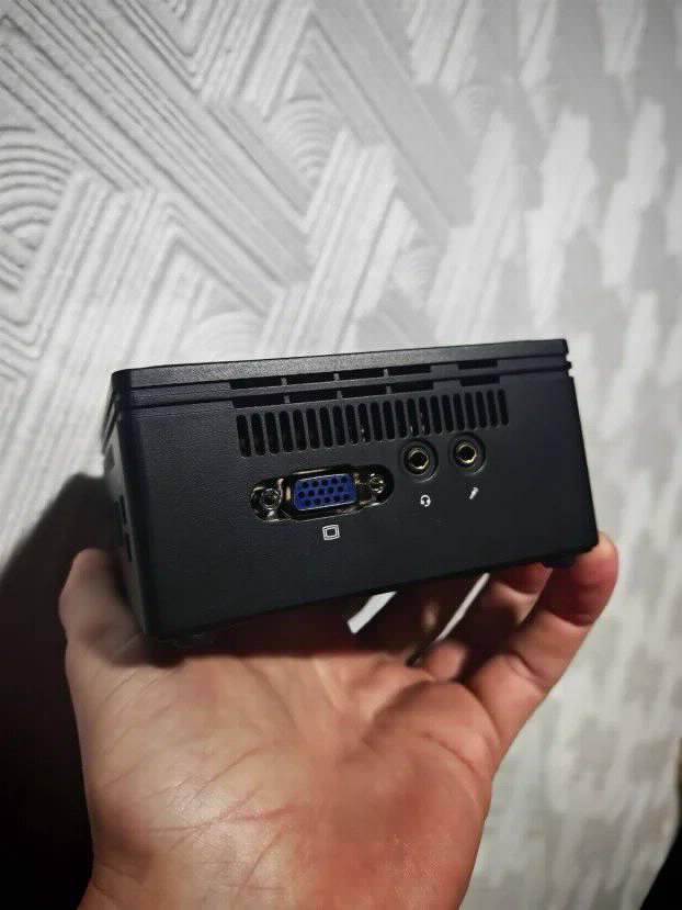 AKCIJA Gigabyte Brix Nuc . Intel 4gb 256ssd wifi Windows 10