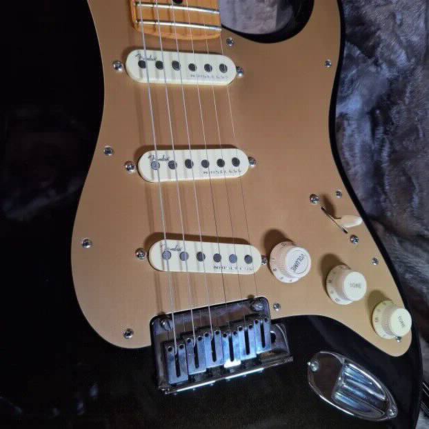 Fender American Ultra Stratocaster MN Texas Tea+Case-ZAMENA