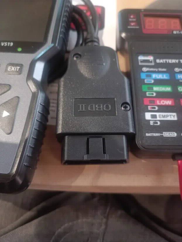 Komplet OBDII aparat V519 i Akumulator tester BT-172
