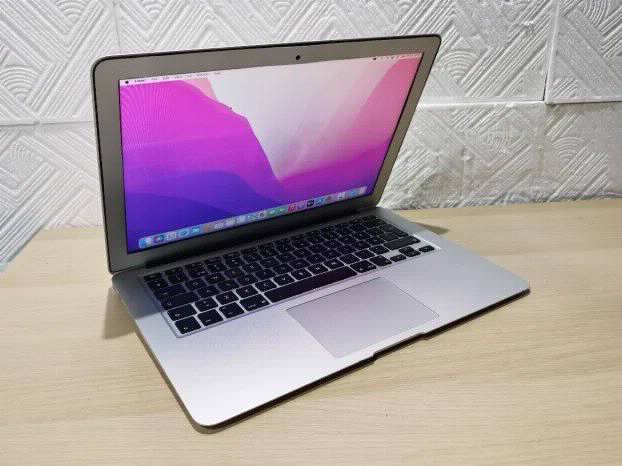 Apple Macbook Air 2017 i5 8gb 128ssd 13.3 Monterey