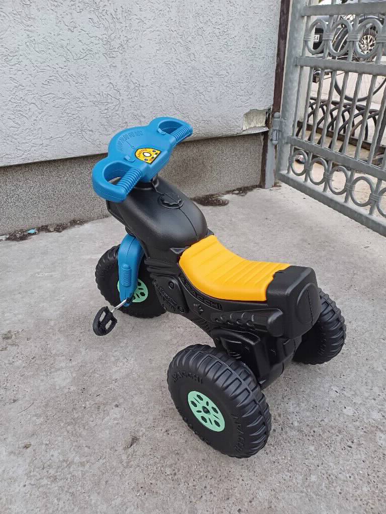 Novi motor za decu sa sigurnosnim ručkama