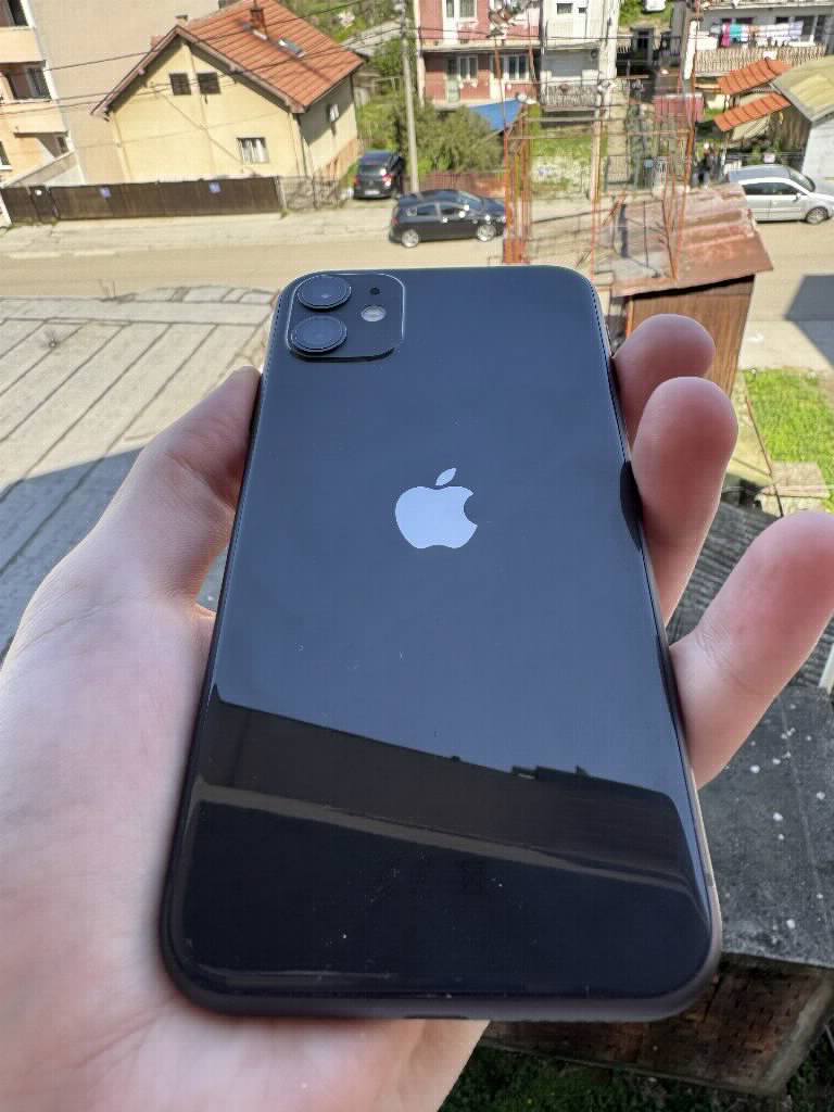 iPhone 11 64GB Crni - Perfektno Očuvan