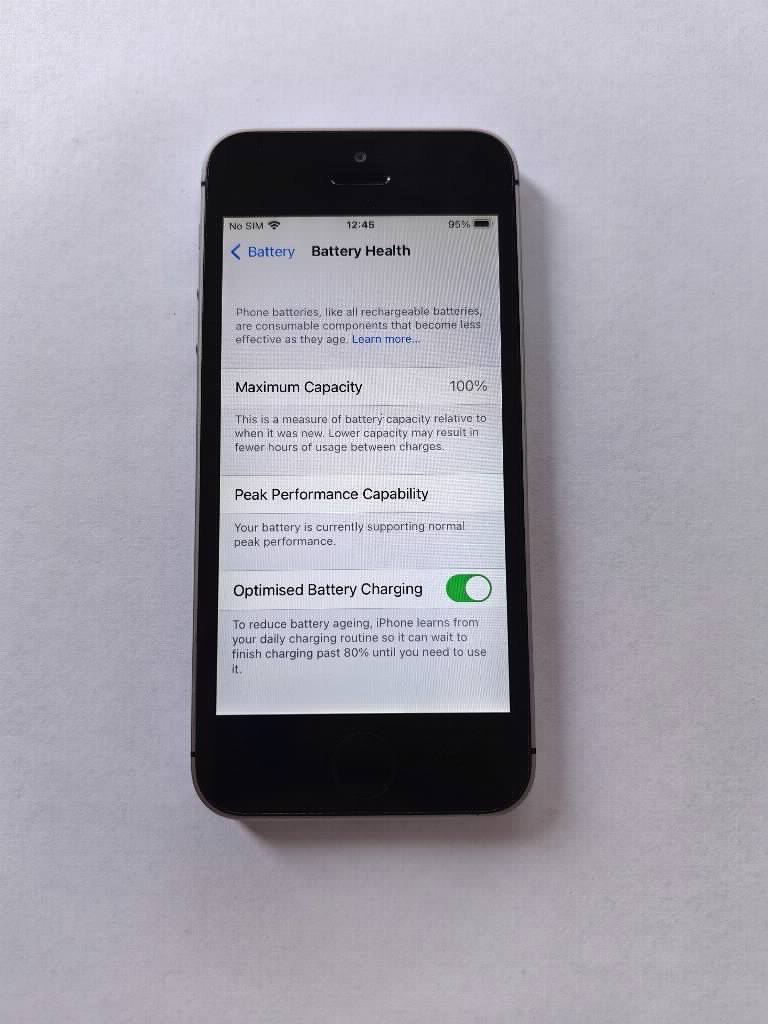 Iphone SE 2016 32gb crni