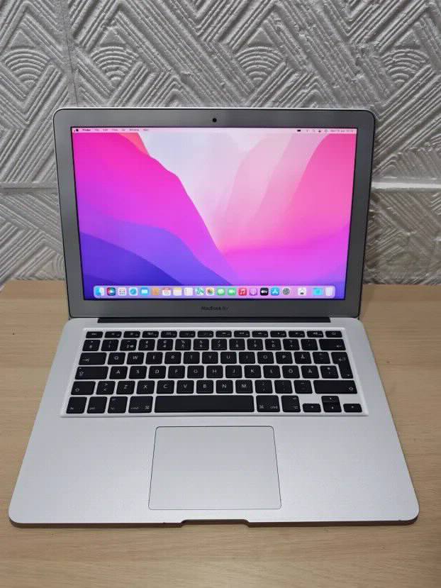 Apple Macbook Air 2017 i5 8gb 128ssd 13.3 Monterey