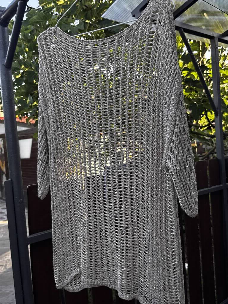 Rupičasta oversize haljina za plažu medium