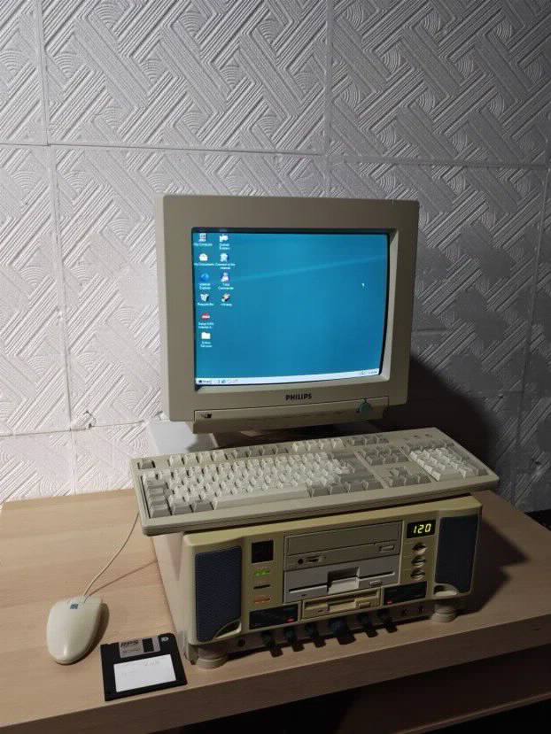 RETKO RETRO Ceo komp sa crt monitorom kompletan