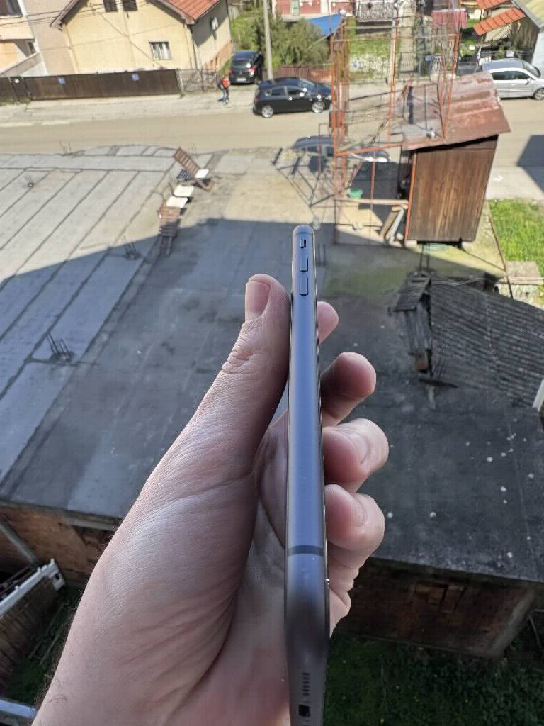 iPhone 11 64GB Crni - Perfektno Očuvan