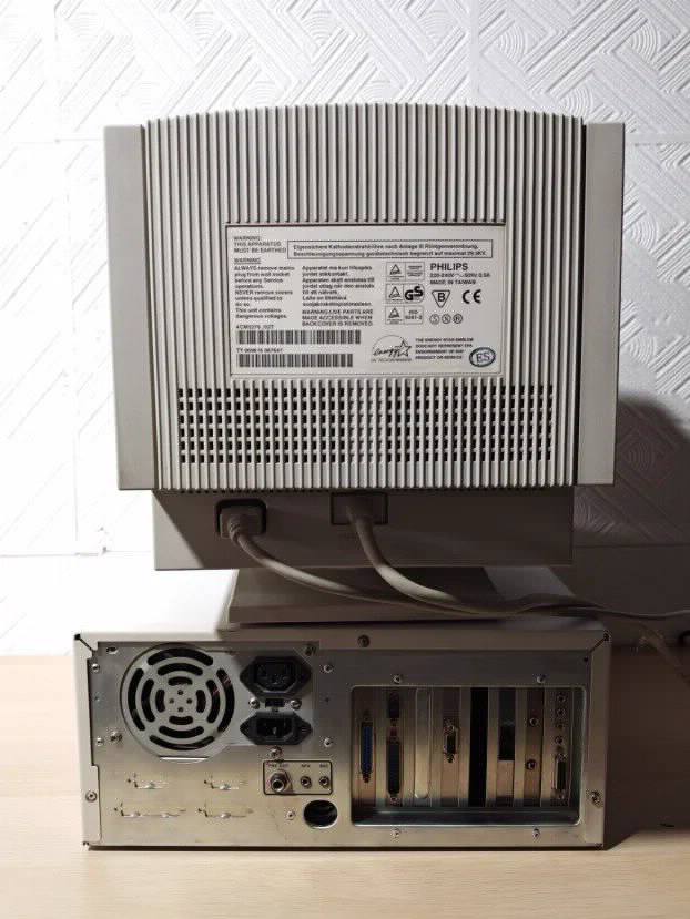 RETKO RETRO Ceo komp sa crt monitorom kompletan