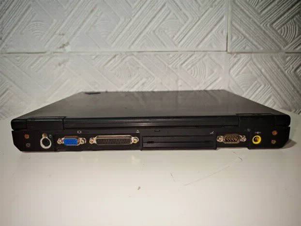 RETRO ibm 600x Pentium 2 Windows 98 Comport