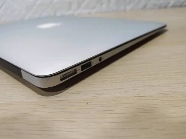 Apple Macbook Air 2017 i5 8gb 128ssd 13.3 Monterey