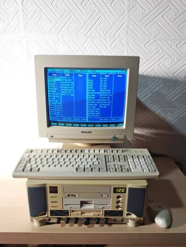 RETKO RETRO Ceo komp sa crt monitorom kompletan
