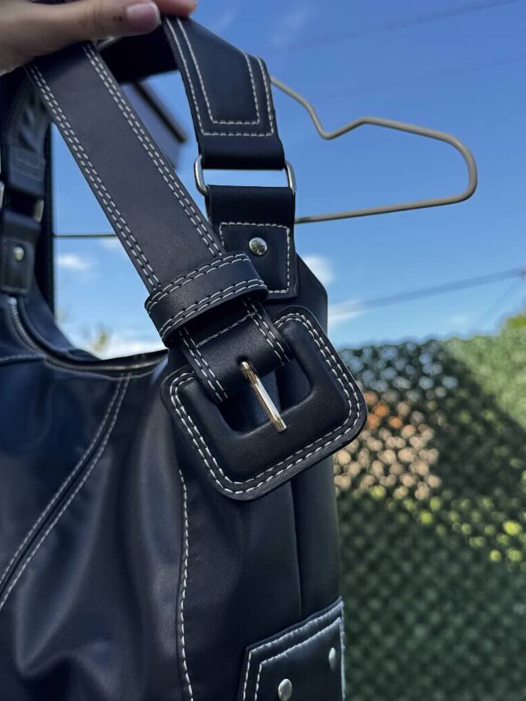 H&M crna torba sa kaiš poklom