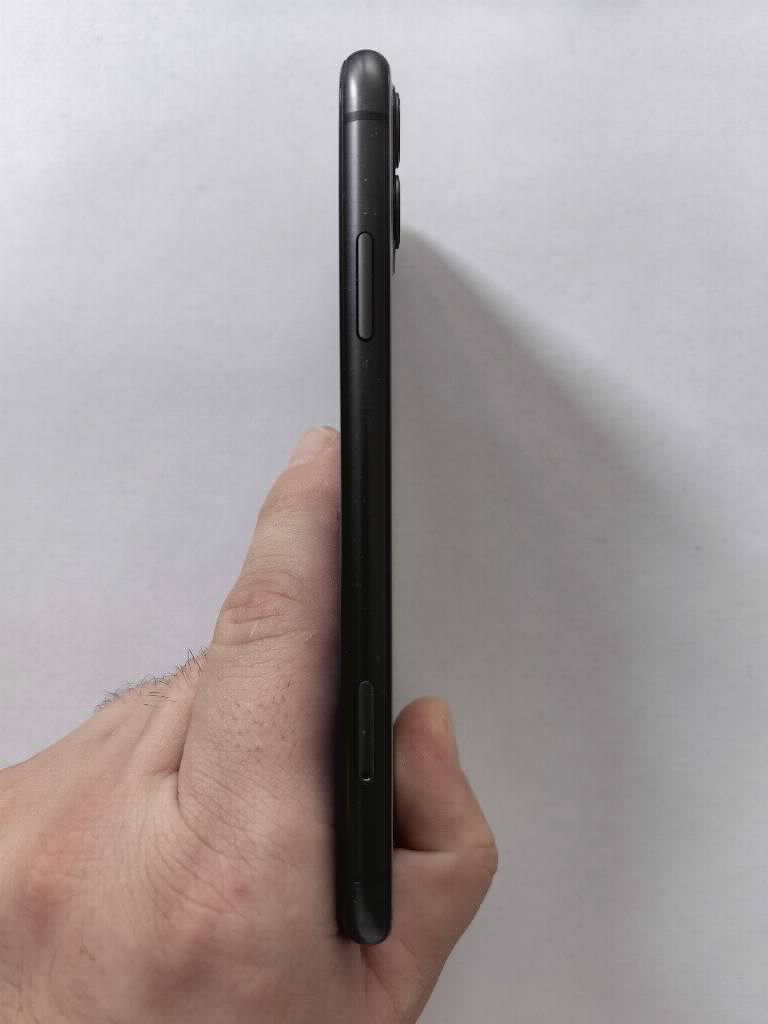 Iphone 11 64gb crni