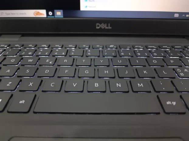 Dell Latitude i3 10gen 4gb ddr4 128ssd 14inch intel gpu