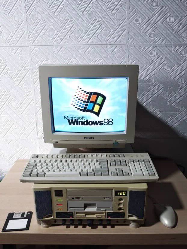 RETKO RETRO Ceo komp sa crt monitorom kompletan