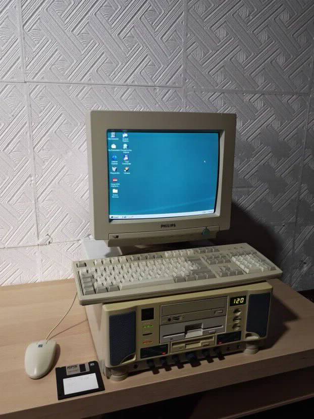 RETKO RETRO Ceo komp sa crt monitorom kompletan