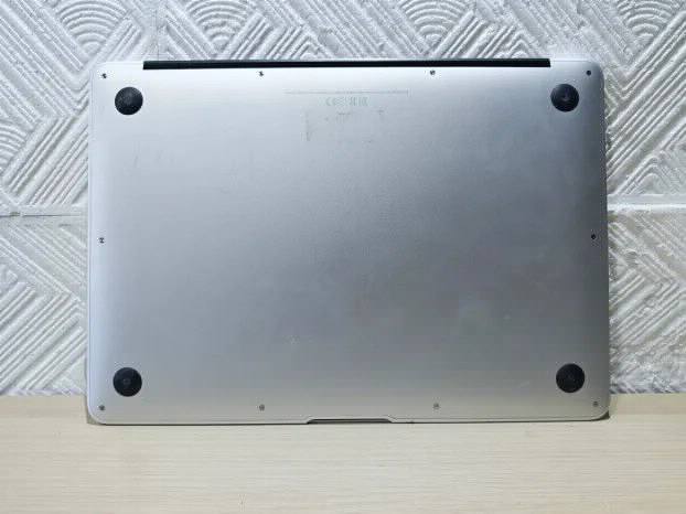 Apple Macbook Air 2017 i5 8gb 128ssd 13.3 Monterey