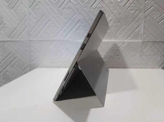 Microsoft Surface i5 6gen 8gb 256ssd HD 520