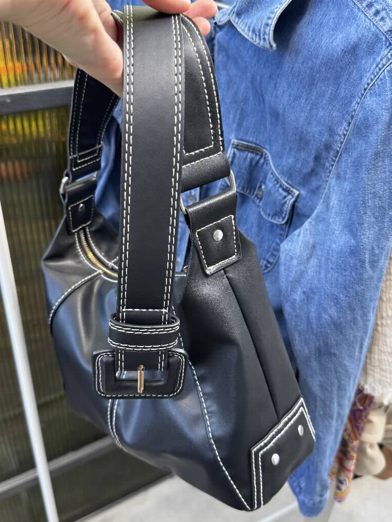 H&M crna torba sa kaiš poklom