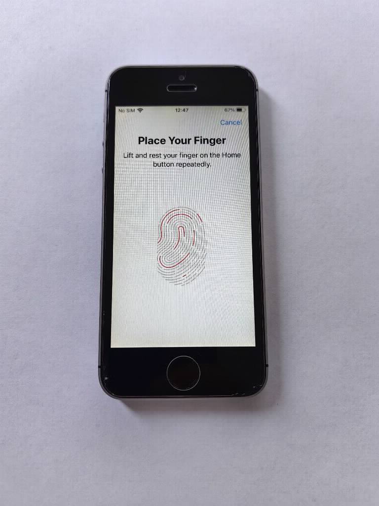 iphone SE 2016 16gb crni