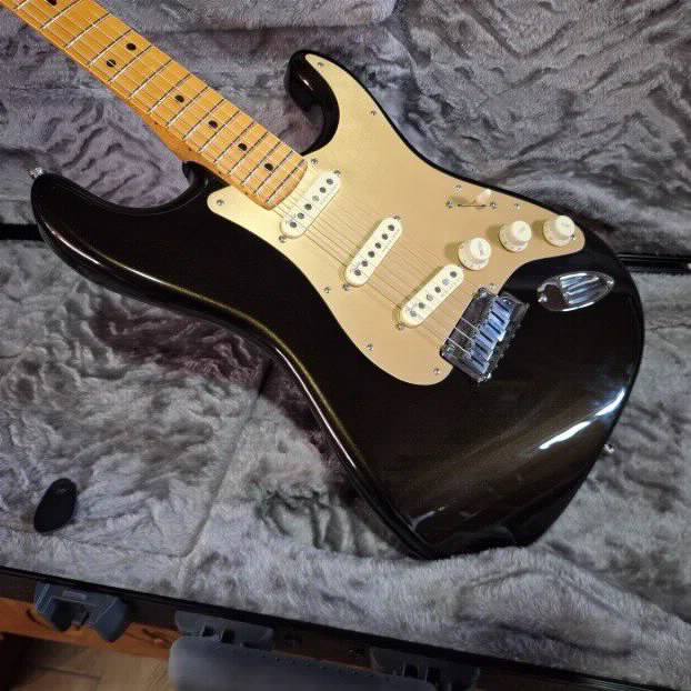 Fender American Ultra Stratocaster MN Texas Tea+Case-ZAMENA