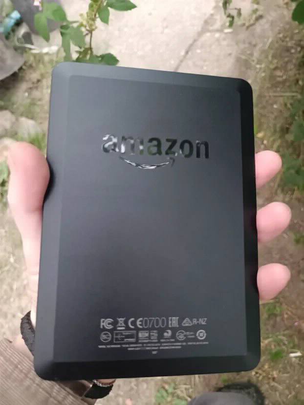 Amazon Kindle Basic 7 (4GB) + Nova Futrola + SF Biblioteka