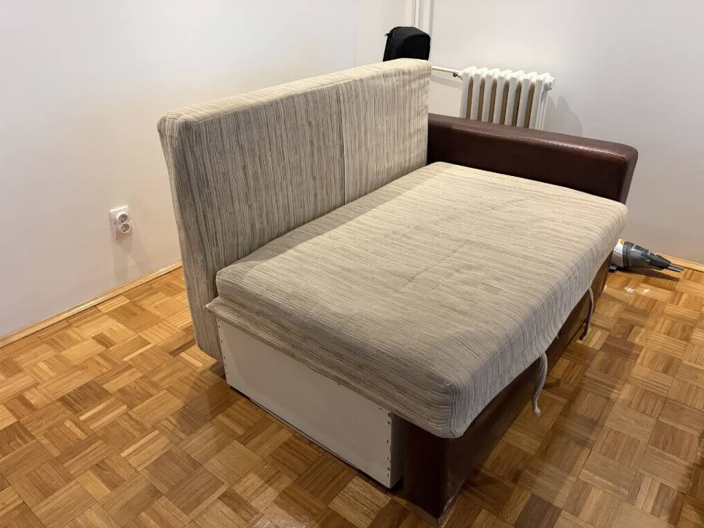 Korišćena ugaona garnitura sa transformacijom u krevet