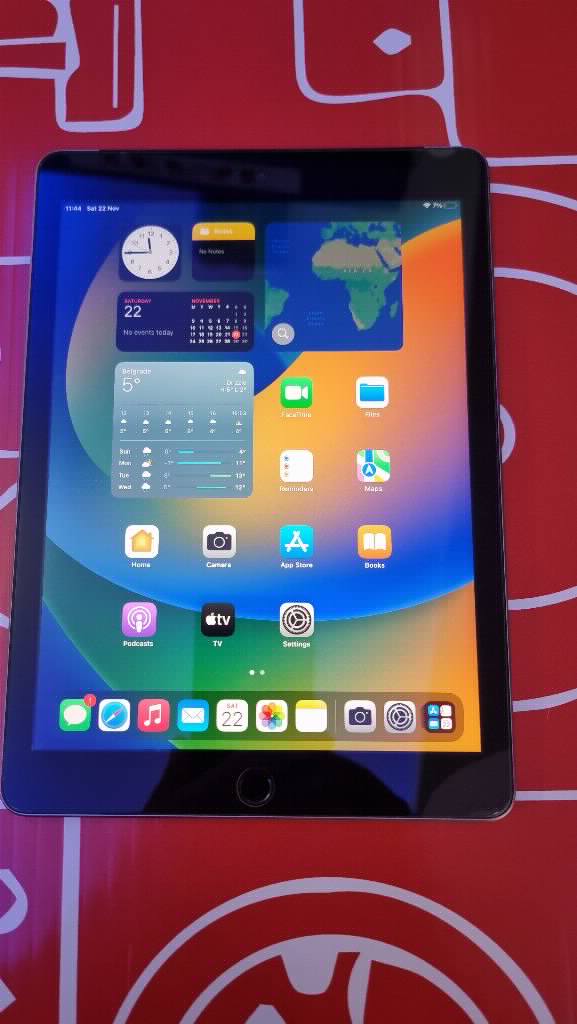 Apple IPad 5th Gen 9.7 Inch 32GB Wi-fi Cellular A1823

