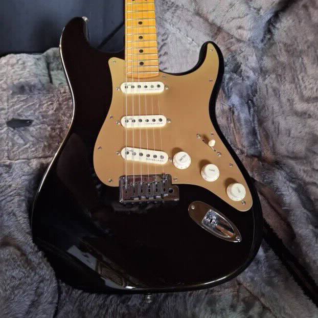 Fender American Ultra Stratocaster MN Texas Tea+Case-ZAMENA