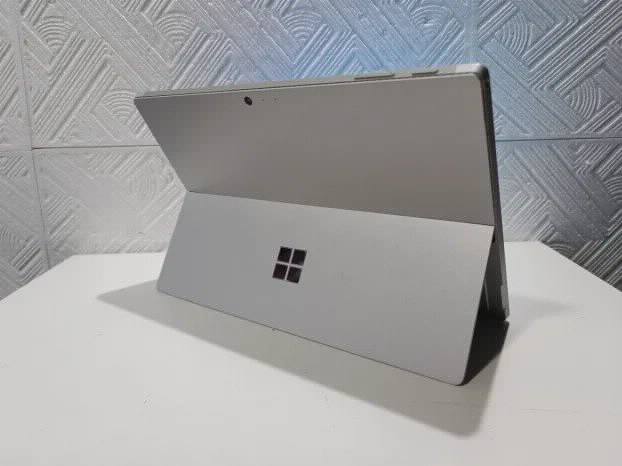 Microsoft Surface i5 6gen 8gb 256ssd HD 520