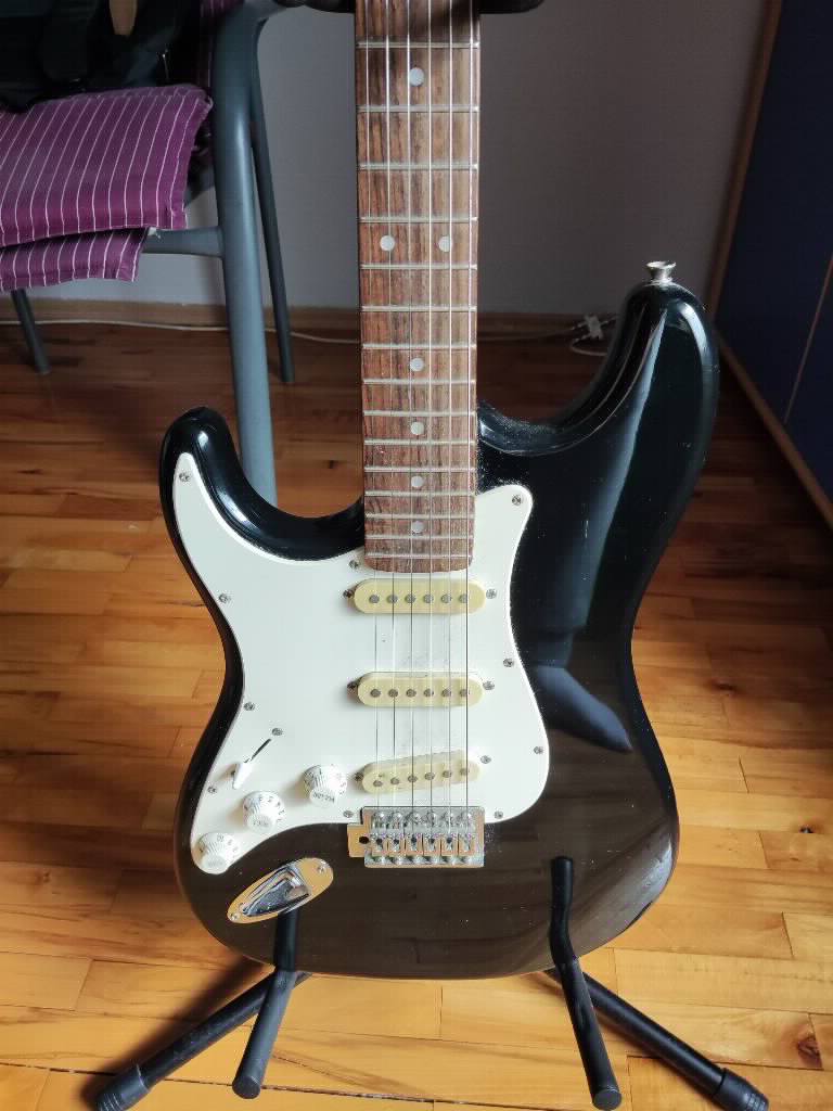 Harley Benton elektricna gitara za levoruke