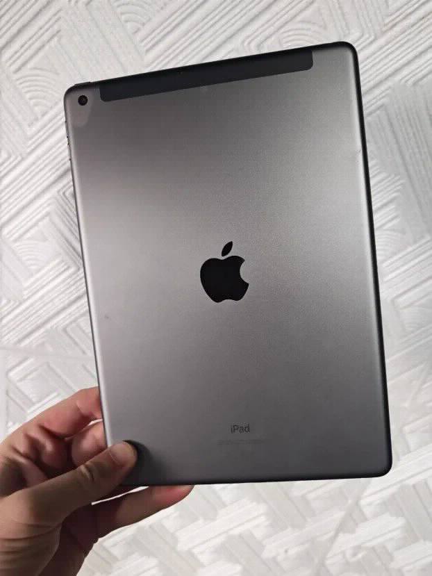 Apple ipad 8th generation 128gb os 26.5 LTE
