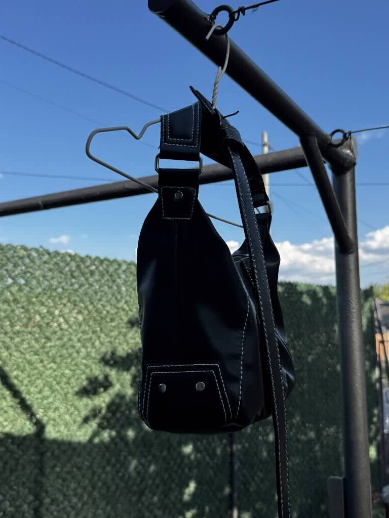 H&M crna torba sa kaiš poklom