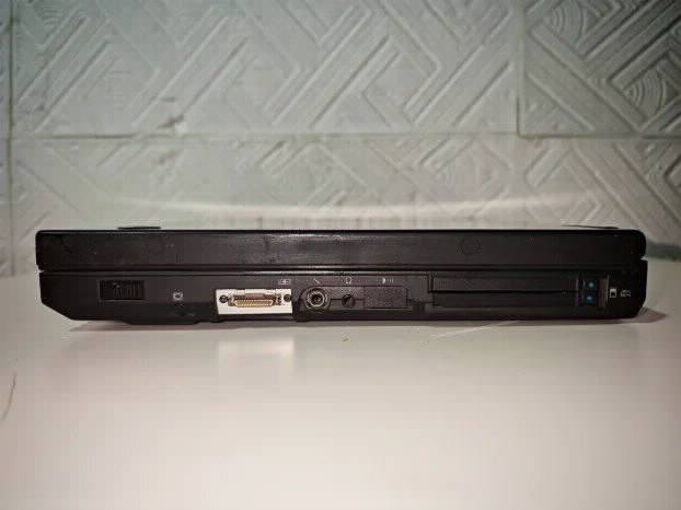 RETRO ibm 600x Pentium 2 Windows 98 Comport