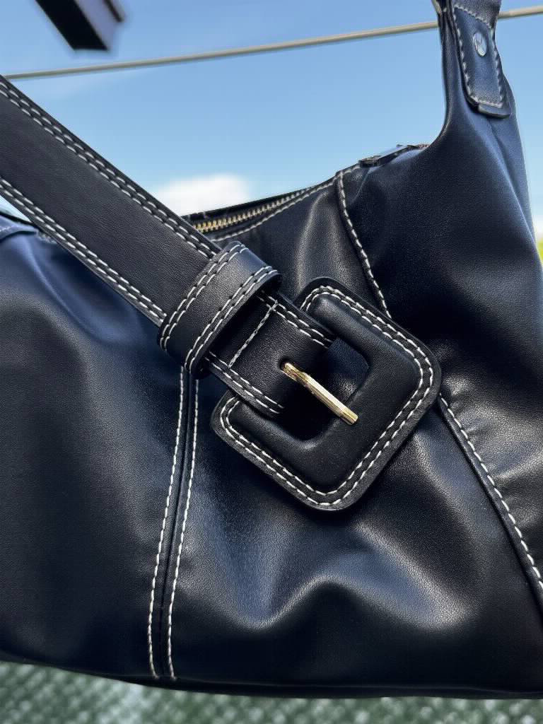 H&M crna torba sa kaiš poklom