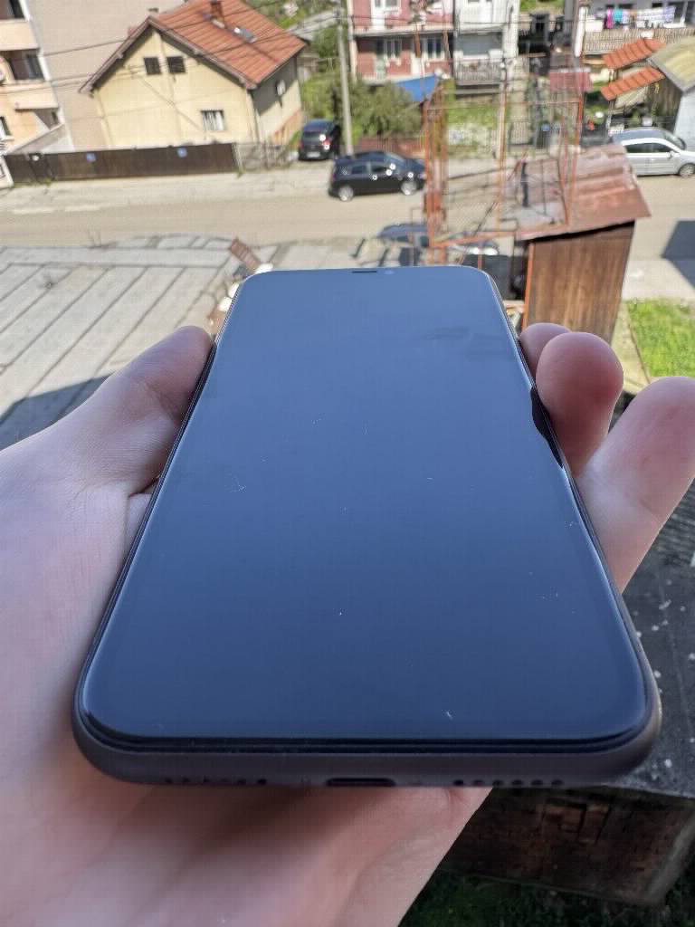 iPhone 11 64GB Crni - Perfektno Očuvan