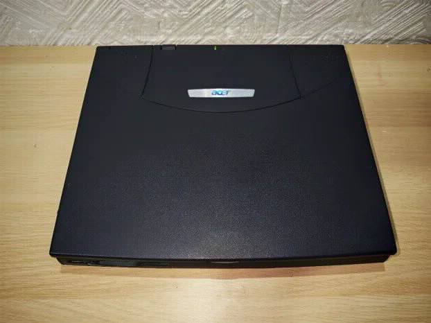 RETRO Acer 800mhz 512 ram  14.1inch Comport lpt  Windows xp