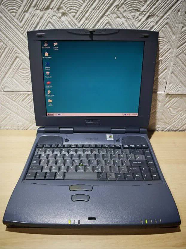 RETRO Toshiba pentium 1 366 64mb ram 10gb windows 98 comport