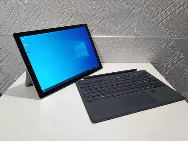 Microsoft Surface i5 6gen 8gb 256ssd HD 520