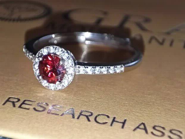 S925 Srebrni Prsten s Crvenim Mojsanit Dijamantom 0,5CT/5mm