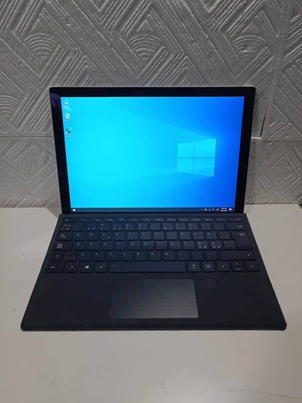 Microsoft Surface i5 6gen 8gb 256ssd HD 520