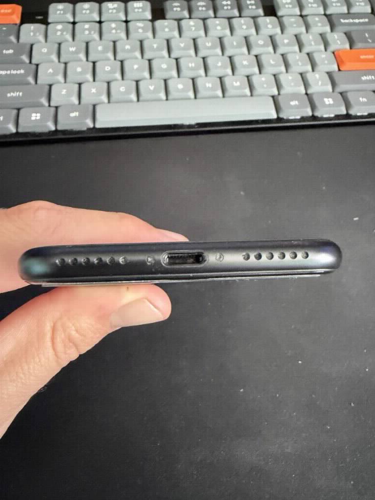 iPhone SE (2020) 64GB Crni– BH 86% Odličan, fabričko stanje