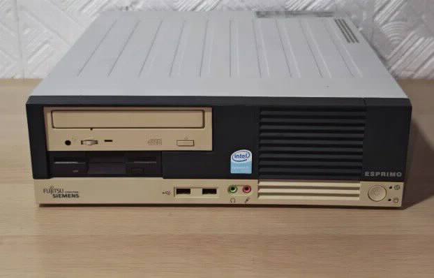 RETRO Fujitsu siemens Esprimo Celeron 1gb floppy Comport Lpt